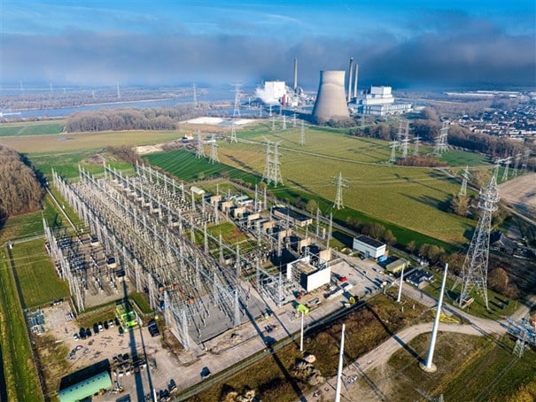 Hoogspanningsstation Geertruidenberg met transformatorvelden voor duurzame energietransport